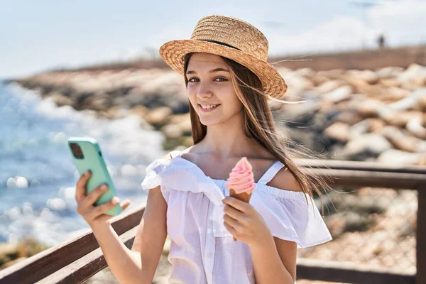 Adorable Girl Tourist Using Smartphone Eating Ice Cream Seaside — 스톡 사진