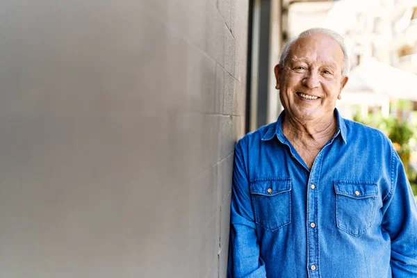 晴れた日には白髪のシニアが屋外で幸せに立っています 退職のために70歳で幸せな笑顔 — ストック写真