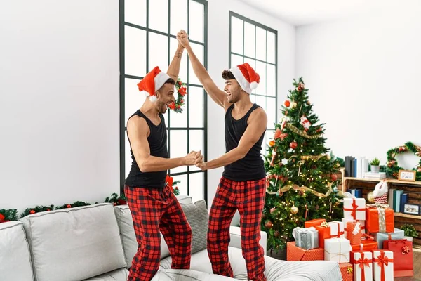 二つの巨大な男カップルダンスと立って上のソファによってクリスマスツリーにホーム — ストック写真