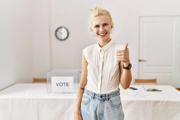 Beautiful Caucasian Woman Standing Voting Ballot Election Room Smiling Happy — Stockfoto