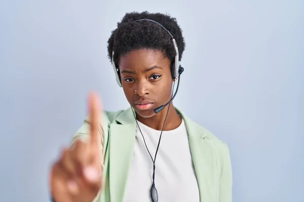 Mujer Afroamericana Con Auriculares Agente Centro Llamadas Apuntando Con Dedo — Foto de Stock