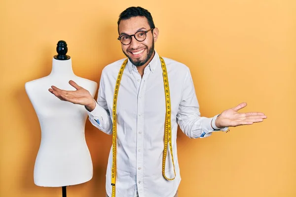 Hispanic Man Beard Dressmaker Designer Standing Manikin Clueless Confused Expression — Foto de Stock