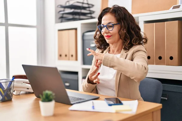 Middle Age Hispanic Woman Doing Video Call Using Sign Language — Stock Photo, Image