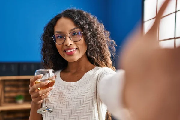 Jeune Femme Latine Buvant Champagne Faisant Selfie Par Caméra Maison — Photo