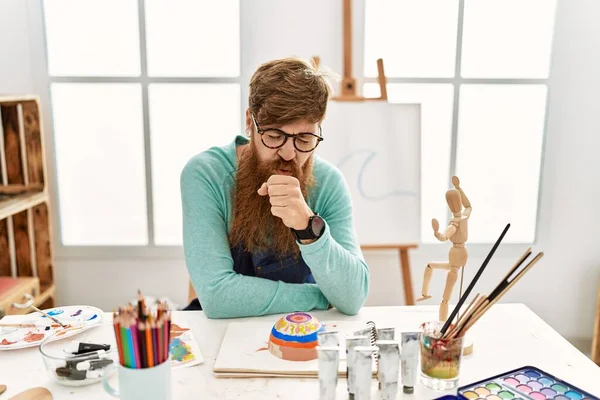 Uzun Sakallı Kızıl Saçlı Adam Sanat Stüdyosunda Kil Boyası Çiziyor — Stok fotoğraf