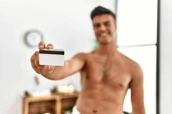 Young Hispanic Man Smiling Confident Holding Credit Card Beauty Center — Foto Stock