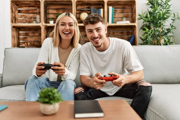 Jong Kaukasisch Paar Glimlachen Gelukkig Spelen Video Game Thuis — Stockfoto