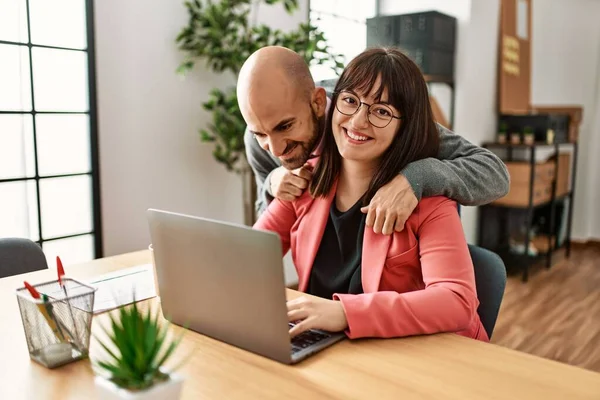 Dois Empresários Hispânicos Sorrindo Felizes Trabalhando Escritório — Fotografia de Stock