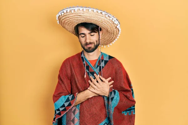 Jonge Spaanse Man Met Mexicaanse Hoed Die Glimlacht Met Handen — Stockfoto