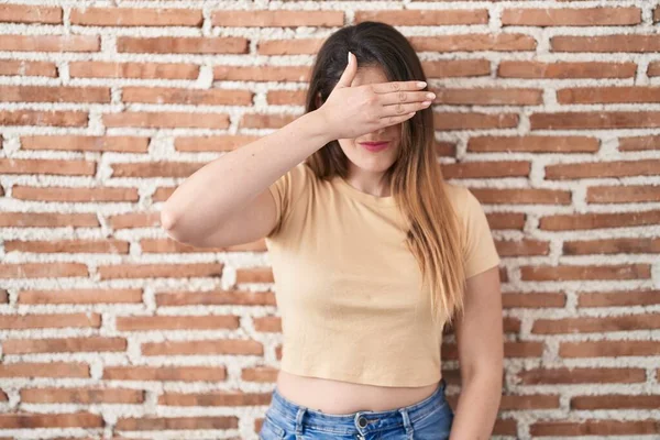 Young Brunette Woman Standing Bricks Wall Covering Eyes Hand Looking — Stock Photo, Image