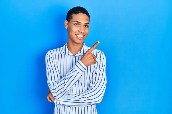 Junger Afrikanisch Amerikanischer Typ Lässiger Kleidung Mit Einem Breiten Lächeln — Stockfoto