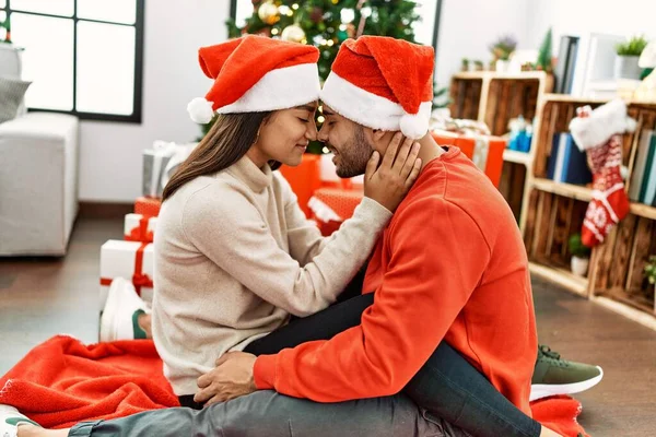 Young Hispanic Couple Smiling Happy Hugging Sitting Christmas Tree Home — Stock Photo, Image