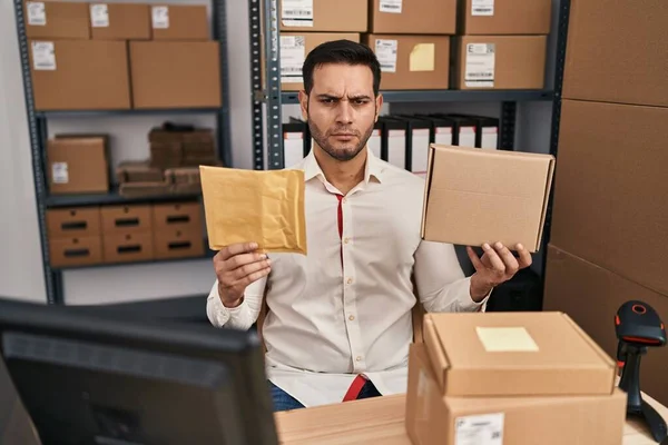 Junger Hispanischer Mann Mit Bart Der Einem Kleinen Commerce Geschäft — Stockfoto