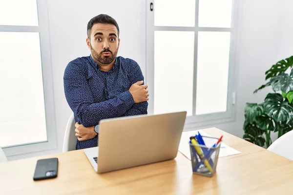 Young Hispanic Man Beard Working Office Laptop Shaking Freezing Winter — Stock Fotó