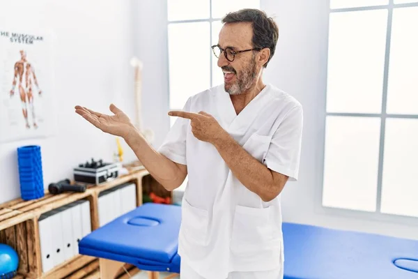 Muž Středního Věku Plnovousem Pracuje Zotavení Bolesti Klinika Ohromen Usmívá — Stock fotografie