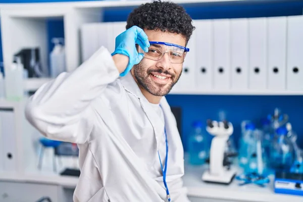 Ung Arabisk Man Klädd Vetenskapsman Uniform Ler Säker Laboratoriet — Stockfoto