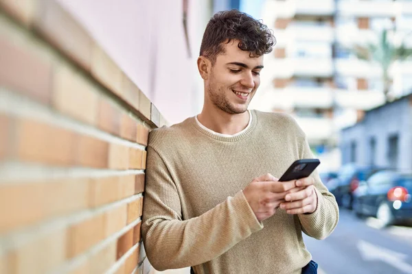 Ung Latinamerikansk Man Ler Glad Med Smartphone Stan — Stockfoto