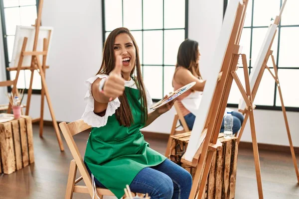 Młoda Latynoska Artystka Maluje Płótnie Pracowni Sztuki Uśmiechnięta Pewna Siebie — Zdjęcie stockowe
