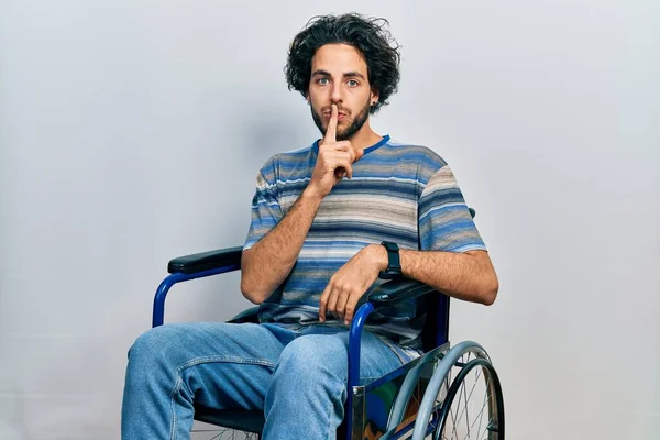 Bonito Hispânico Sentado Cadeira Rodas Pedindo Para Ficar Quieto Com — Fotografia de Stock