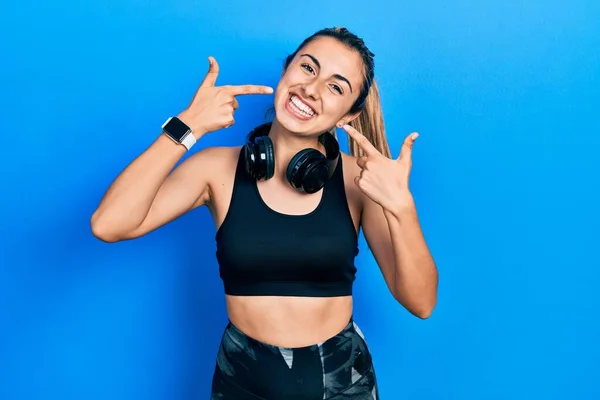 Hermosa Mujer Hispana Vistiendo Ropa Gimnasio Usando Auriculares Sonriendo Alegre — Foto de Stock