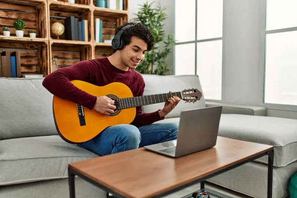 Молодий Іспаномовний Чоловік Має Онлайн Класичний Урок Гітари Сидить Дивані — стокове фото