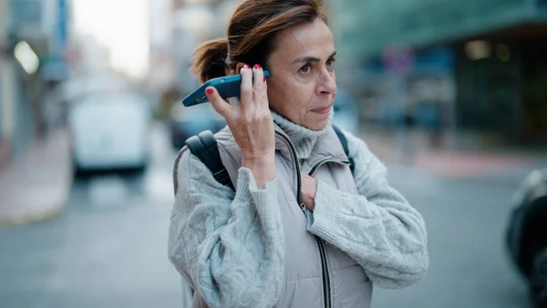 Mulher Hispânica Meia Idade Ouvindo Mensagem Áudio Pelo Smartphone Rua — Fotografia de Stock