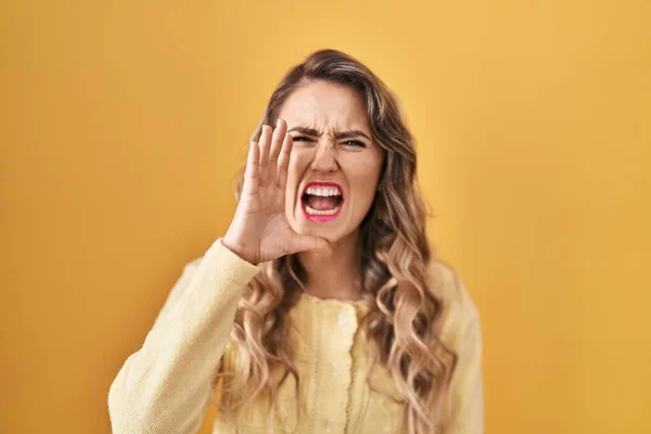 Young Caucasian Woman Standing Yellow Background Shouting Screaming Loud Side — Stockfoto