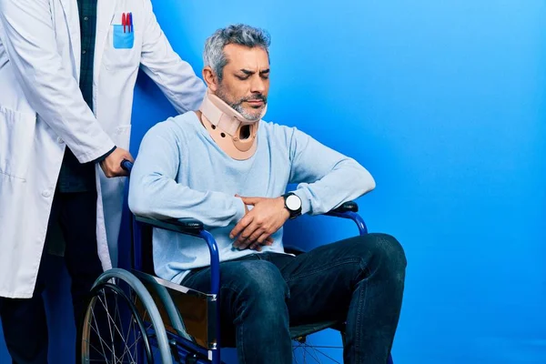 Hombre Guapo Mediana Edad Con Pelo Gris Silla Ruedas Con — Foto de Stock