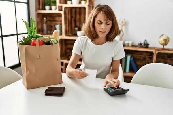 Joven Mujer Caucásica Haciendo Contabilidad Compra Comestibles Casa —  Fotos de Stock