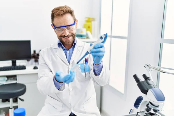 Homme Hispanique Moyen Âge Portant Uniforme Scientifique Travaillant Laboratoire — Photo