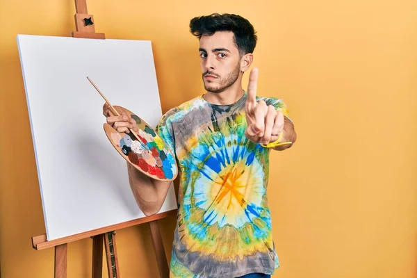 Joven Hombre Hispano Pie Dibujando Con Paleta Por Pintor Caballete —  Fotos de Stock