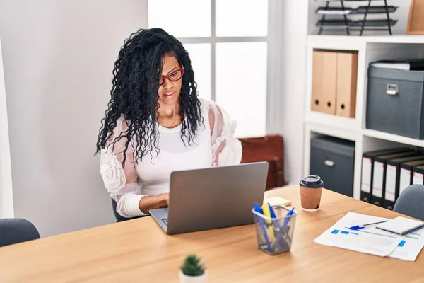 Afrikaans Amerikaanse Vrouw Zakenman Met Behulp Van Laptop Werken Kantoor — Stockfoto