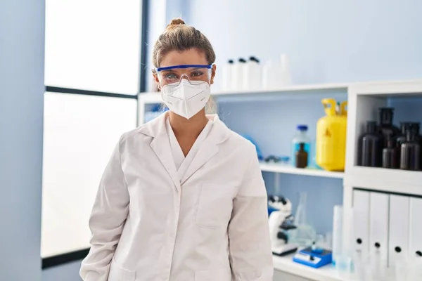 Νεαρή Ξανθιά Γυναίκα Που Φοράει Επιστημονική Στολή Και Ιατρική Μάσκα — Φωτογραφία Αρχείου