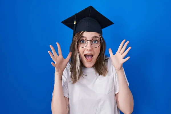 Blonde Blanke Vrouw Draagt Afstudeerpet Viert Waanzin Staat Versteld Van — Stockfoto