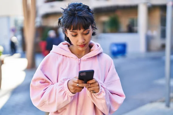 Junge Frau Nutzt Smartphone Auf Der Straße — Stockfoto