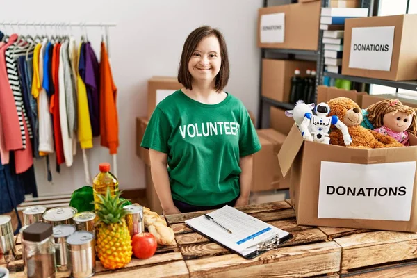 Young Syndrome Woman Wearing Volunteer Shirt Donations Stand Looking Positive — Foto de Stock