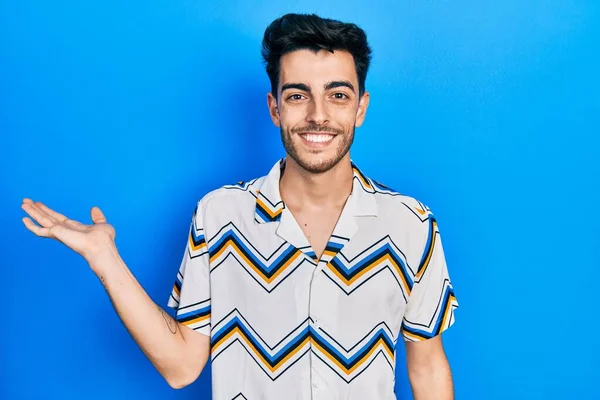 Junger Hispanischer Mann Lässiger Kleidung Lächelt Fröhlich Und Zeigt Mit — Stockfoto