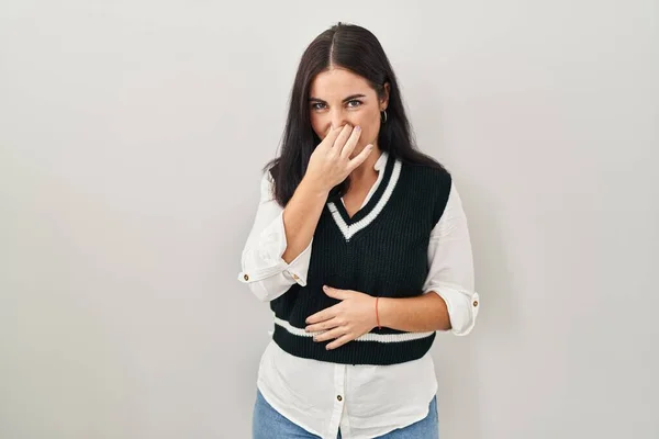 Jeune Femme Hispanique Debout Sur Fond Isolé Sentant Quelque Chose — Photo