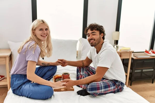 Jong Mooi Paar Glimlachen Gelukkig Met Het Ontbijt Het Bed — Stockfoto