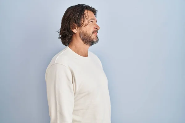 Schöner Mann Mittleren Alters Mit Lässigem Pullover Über Blauem Hintergrund — Stockfoto
