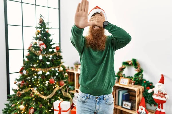 Pelirrojo Con Barba Larga Llevando Sombrero Navidad Junto Árbol Navidad —  Fotos de Stock