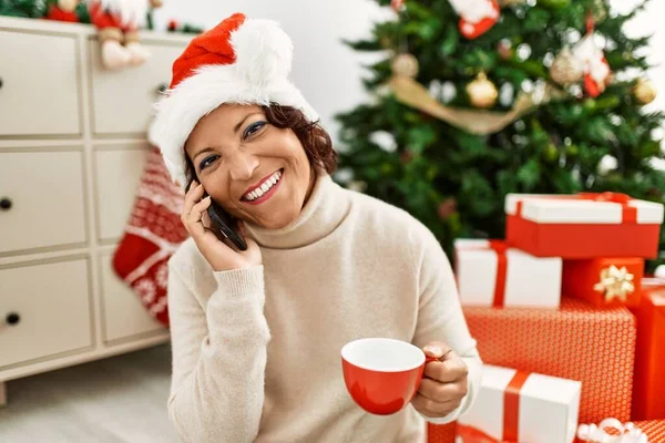 Donna Ispanica Mezza Età Che Parla Sullo Smartphone Beve Caffè — Foto Stock