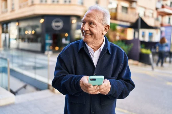 Uomo Anziano Sorridente Fiducioso Utilizzando Smartphone Strada — Foto Stock