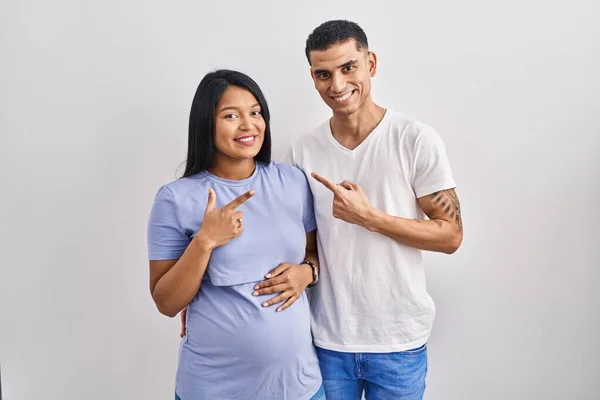 Jong Hispanic Paar Verwacht Een Baby Staan Achtergrond Vrolijk Met — Stockfoto