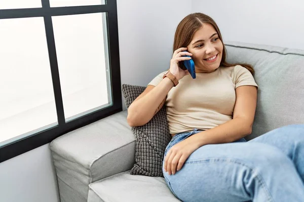 Mujer Hispana Joven Sonriendo Confiada Hablando Smartphone Casa — Foto de Stock