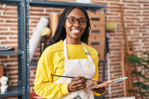 African American Woman Artist Smiling Confident Holding Paintbrush Palette Art — 图库照片