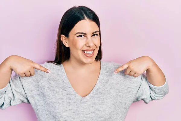 Jonge Latijns Amerikaanse Vrouw Draagt Casual Kleding Die Zelfverzekerd Uitziet — Stockfoto