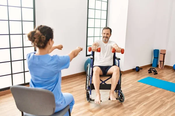 Homem Mulher Meia Idade Tendo Sessão Reabilitação Usando Halteres Sentados — Fotografia de Stock