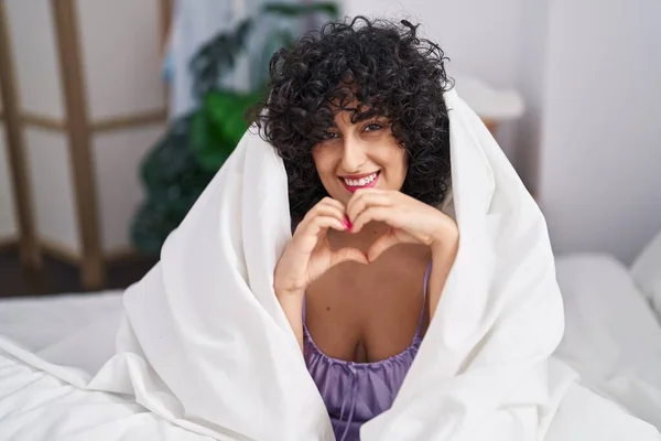 Young Middle East Woman Doing Gesture Sitting Bed Bedroom — Stock fotografie