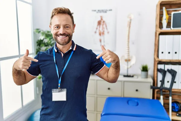 Middle Age Physiotherapist Man Working Pain Recovery Clinic Looking Confident — ストック写真
